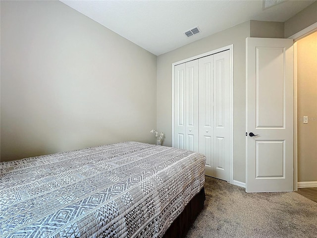 bedroom featuring carpet and a closet