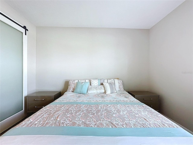 bedroom featuring a barn door