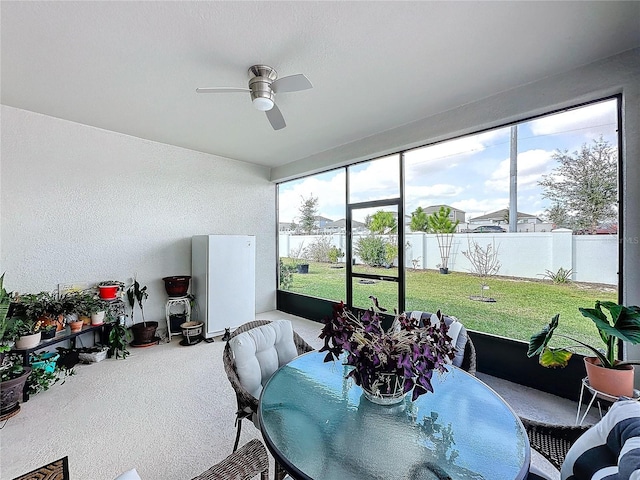 sunroom with ceiling fan