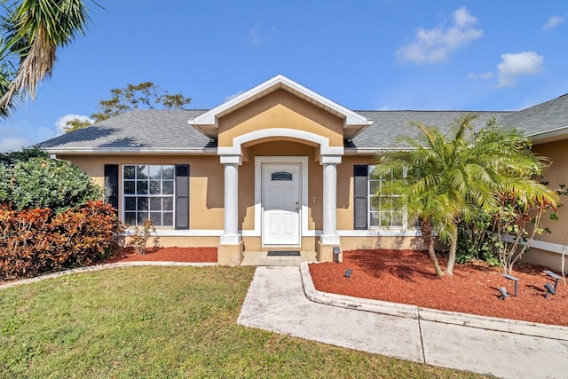 view of front of home featuring a front lawn