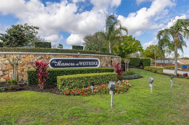 community / neighborhood sign featuring a yard