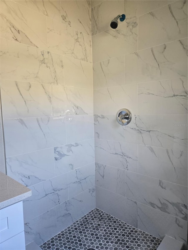 bathroom featuring tiled shower