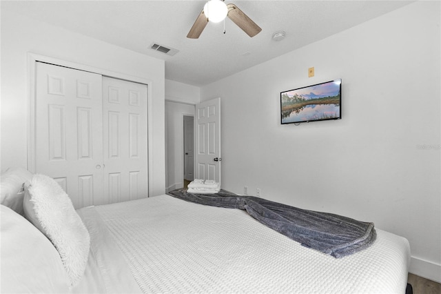 bedroom featuring ceiling fan and a closet