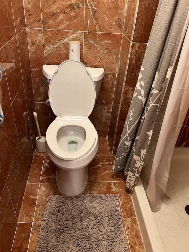 350 Corsica Ct, Kissimmee, FL 34758 - full bath featuring tile walls, toilet, and a stall shower