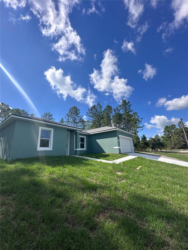 6430 SW 144th Street Rd, Ocala, FL 34473 - view of front facade with stucco siding, driveway, and a front yard