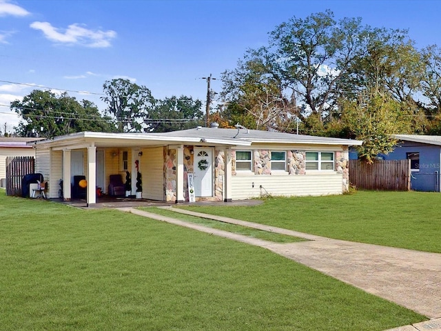 single story home featuring a front lawn