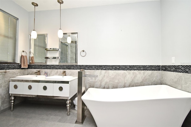 8766 The Esplanade Unit 23, Orlando, FL 32836 - full bath with double vanity, a sink, and tile walls