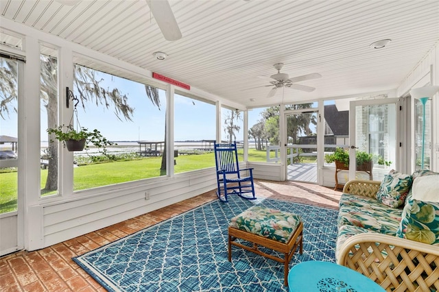 sunroom / solarium with a ceiling fan