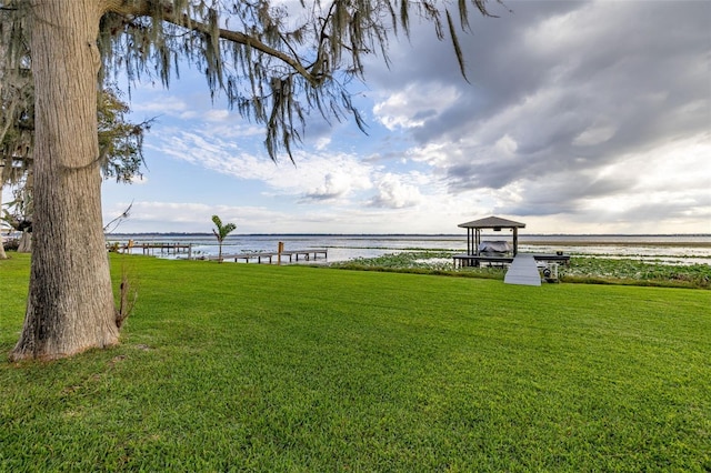 view of yard featuring a water view