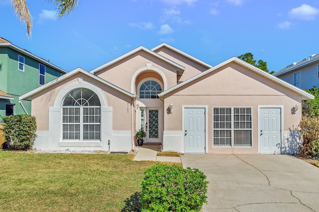 view of front facade featuring a front yard