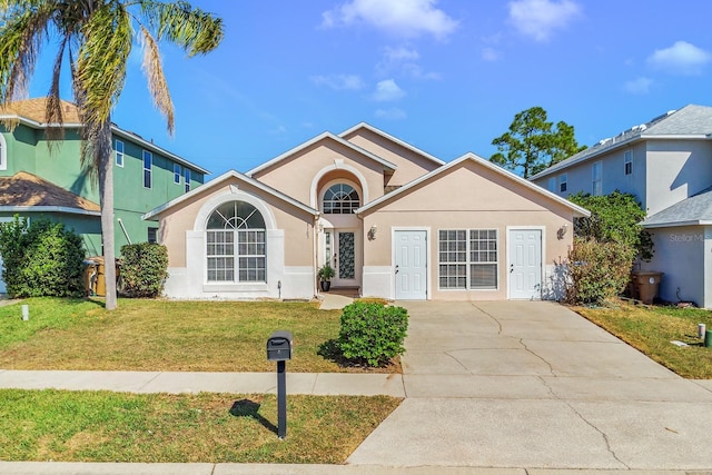 view of front of house featuring a front lawn