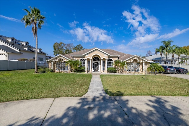 single story home featuring a front lawn