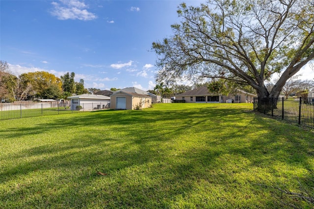 view of yard featuring a storage shed