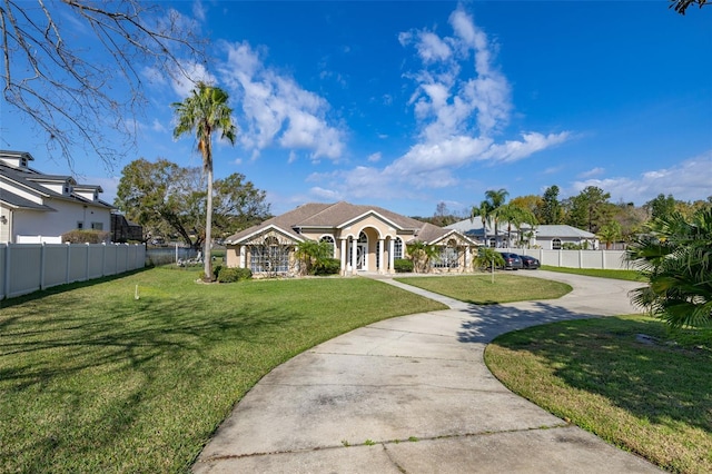 single story home featuring a front lawn