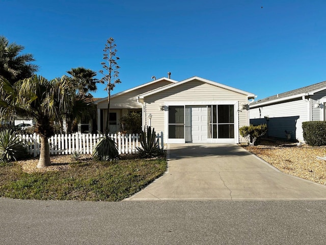 view of front of house featuring a fenced front yard