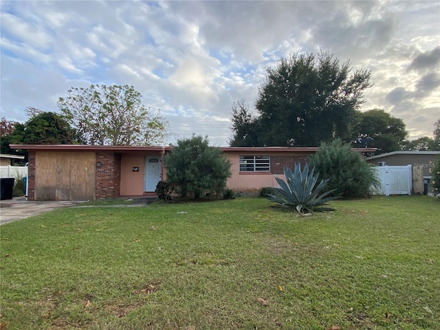 single story home featuring a front yard