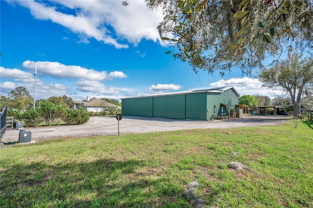 view of yard featuring an outbuilding