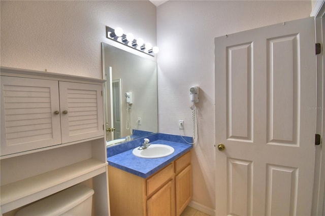 500 Monroe Cir, Davenport, FL 33896 - half bath featuring vanity and toilet