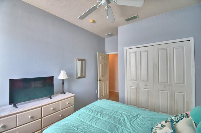 500 Monroe Cir, Davenport, FL 33896 - bedroom featuring visible vents, a ceiling fan, lofted ceiling, and a closet