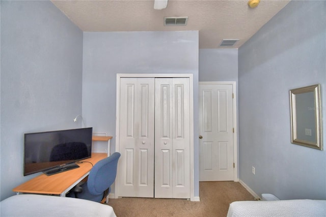 500 Monroe Cir, Davenport, FL 33896 - bedroom with visible vents, a textured ceiling, carpet, and a closet