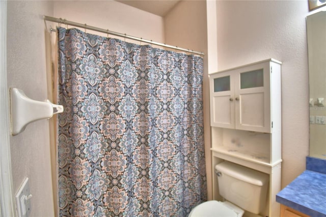 500 Monroe Cir, Davenport, FL 33896 - full bath featuring a shower with curtain, vanity, and toilet