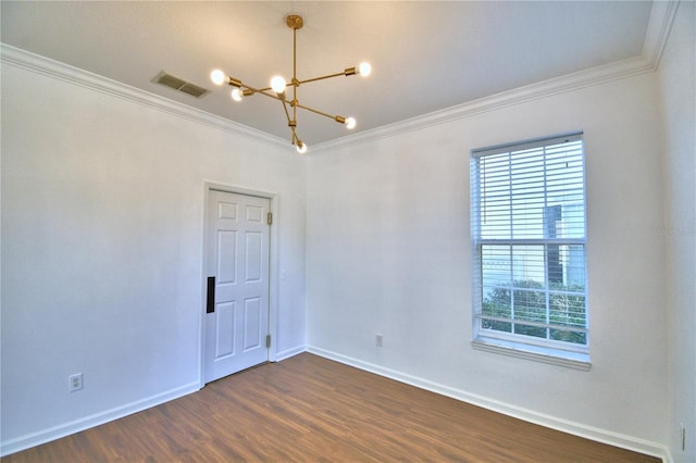 empty room with a notable chandelier, dark wood-type flooring, visible vents, and crown molding