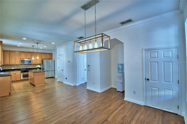 kitchen featuring stainless steel appliances, a kitchen island, visible vents, hanging light fixtures, and dark countertops