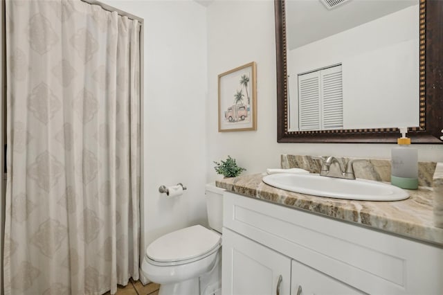 full bath featuring a shower with shower curtain, toilet, vanity, and visible vents