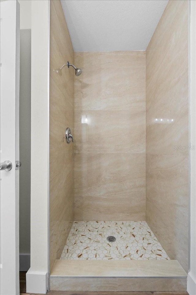 bathroom featuring tiled shower