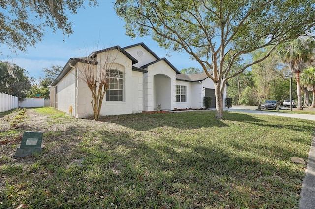 view of front of property featuring a front yard