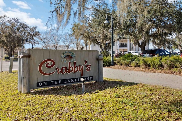 view of community / neighborhood sign