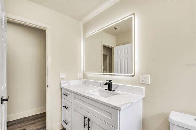 628 Eastwood Ct, Altamonte Springs, FL 32714 - bathroom featuring toilet, vanity, visible vents, baseboards, and ornamental molding