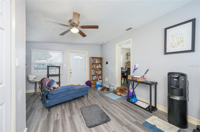 1006 San Domingo Rd, Orlando, FL 32808 - interior space with light wood-type flooring, baseboards, visible vents, and a textured ceiling