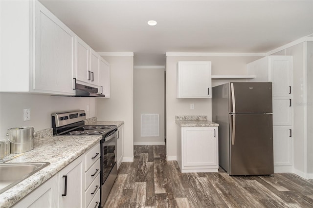 kitchen with dark wood-style flooring, stainless steel appliances, visible vents, white cabinets, and a sink