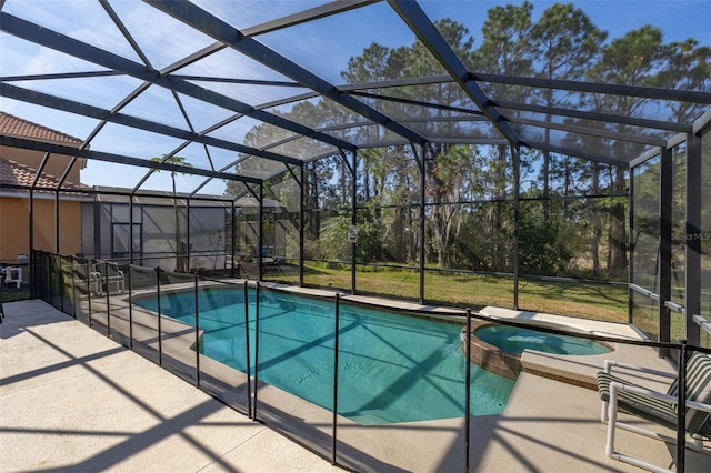 113 Tiger Lily Ct, Davenport, FL 33837 - view of pool featuring a patio, a pool with connected hot tub, and glass enclosure