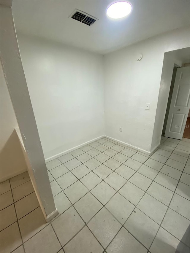 unfurnished room with visible vents, baseboards, and light tile patterned floors