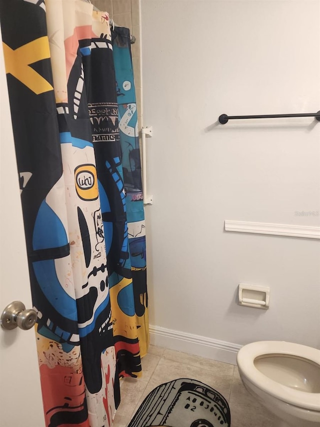 full bathroom with baseboards, a shower with shower curtain, toilet, and tile patterned floors