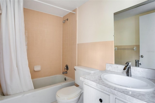 406 Oak Haven Dr Unit 406, Altamonte Springs, FL 32701 - bathroom featuring a wainscoted wall, tile walls, shower / bathtub combination with curtain, toilet, and vanity