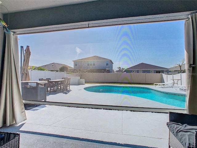 649 Meadow Pointe Dr, Haines City, FL 33844 - view of pool with outdoor dining area, a patio area, a fenced in pool, and a fenced backyard