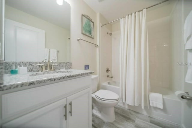 1646 Moon Valley Dr, Davenport, FL 33896 - full bath with shower / tub combo with curtain, vanity, toilet, and wood finished floors