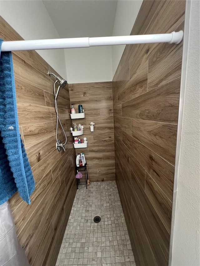 full bathroom featuring tiled shower