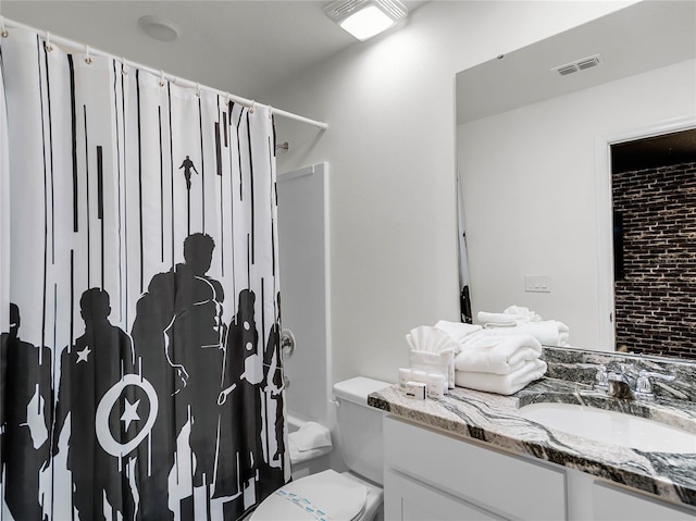 full bath with curtained shower, visible vents, vanity, and toilet