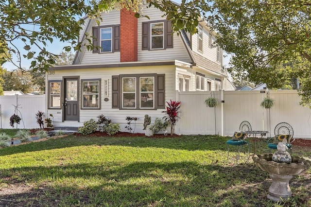 view of front of property featuring a front yard and fence