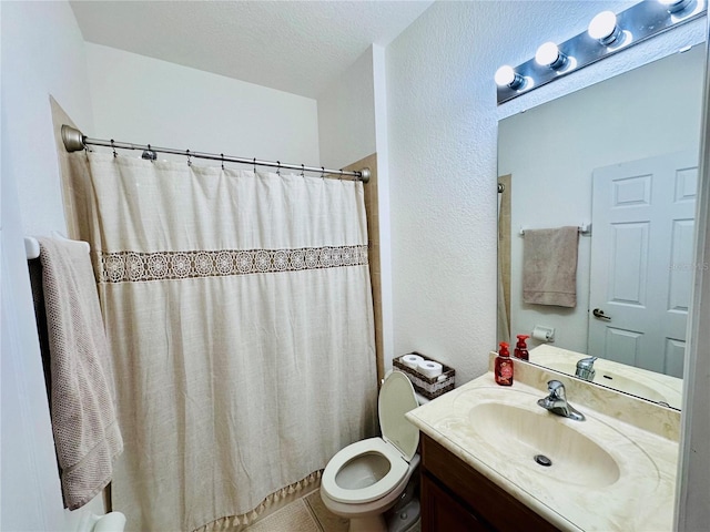 full bath with a textured wall, toilet, a shower with shower curtain, a textured ceiling, and vanity