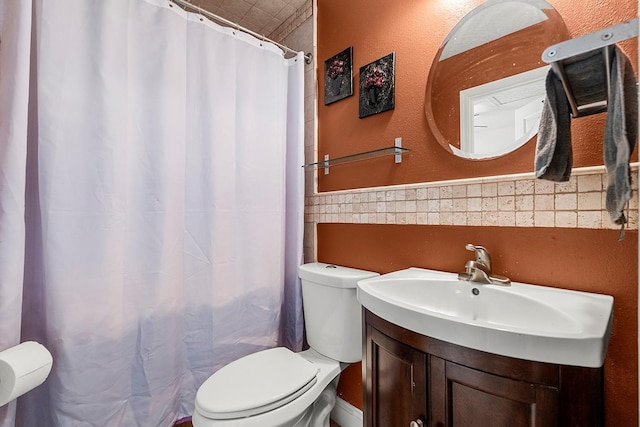 full bath with a shower with curtain, a wainscoted wall, vanity, and toilet