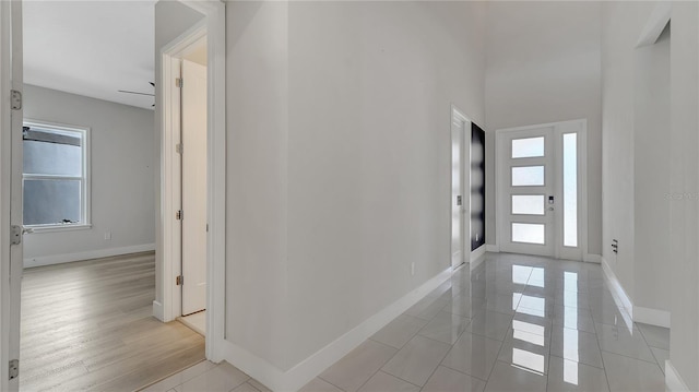 foyer entrance featuring baseboards