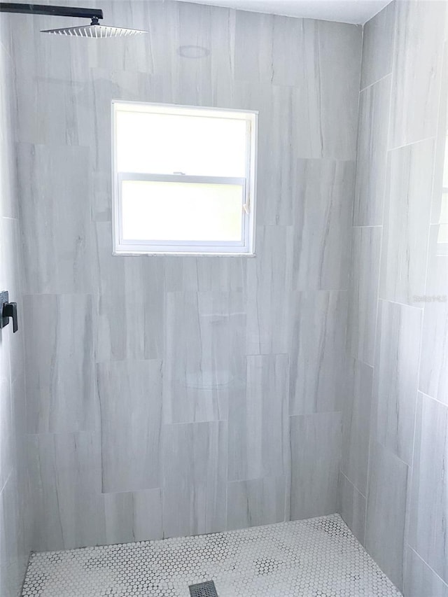 bathroom featuring tiled shower