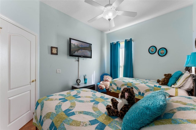 bedroom with ceiling fan