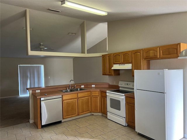 kitchen featuring under cabinet range hood, a peninsula, white appliances, a ceiling fan, and a sink