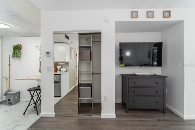 living area featuring dark wood-style floors, visible vents, and baseboards